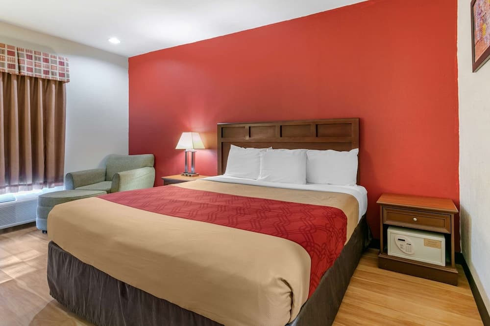 Econo Lodge Eutaw I-20 interior in Eutaw, AL — gallery photo 2
