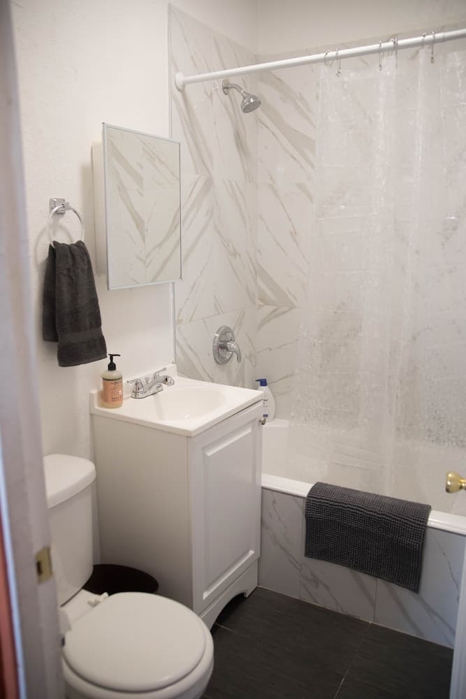 Charming Studio in Beverly Boulevard! Sleeps 2! interior in Los Angeles, CA — gallery photo 2