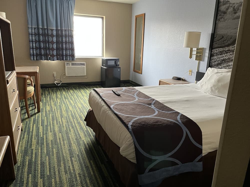 Boarders Inn & Suites by Cobblestone Hotels - Waterloo/Cedar Falls interior in Waterloo, IA — gallery photo 2