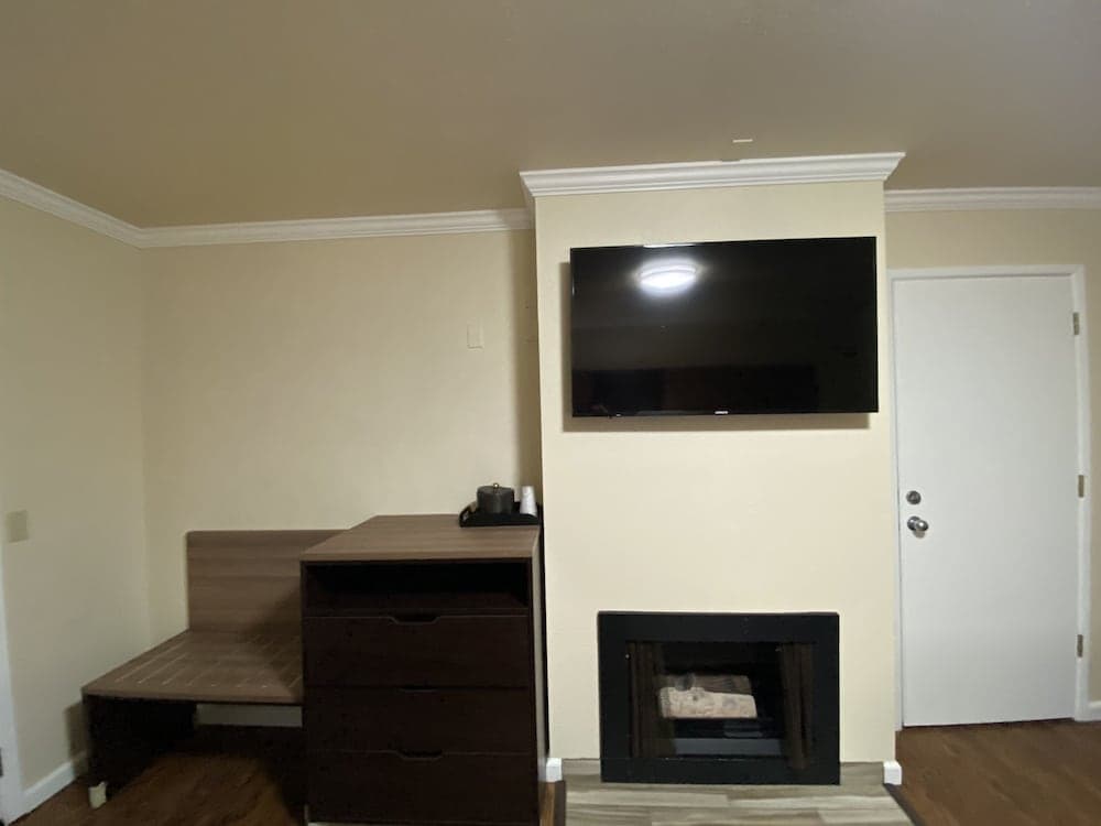 Beachwalker Inn and Suites interior in Cayucos, CA — gallery photo 2
