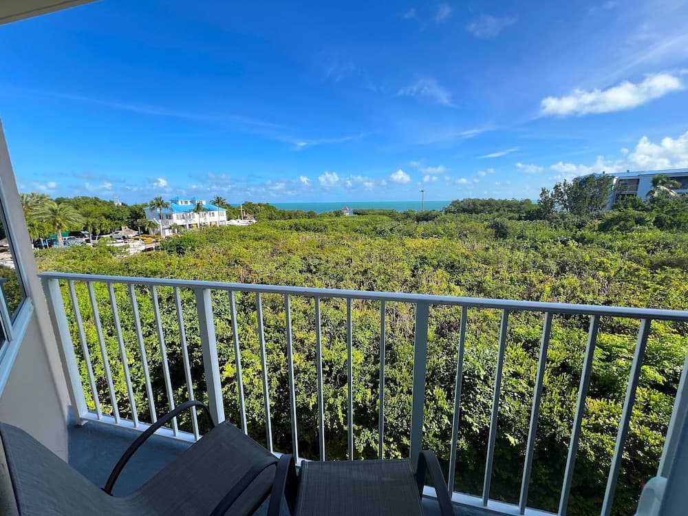 Ocean Pointe Suites at Key Largo interior in Tavernier, FL — gallery photo 2