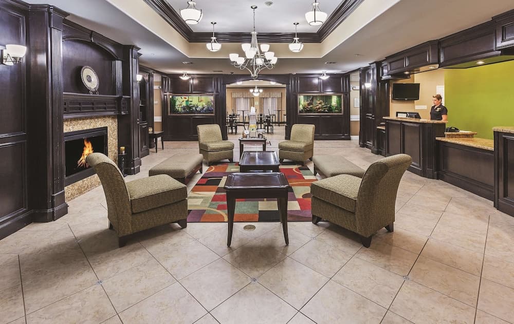 La Quinta Inn & Suites by Wyndham Livingston interior in Livingston, TX — gallery photo 2