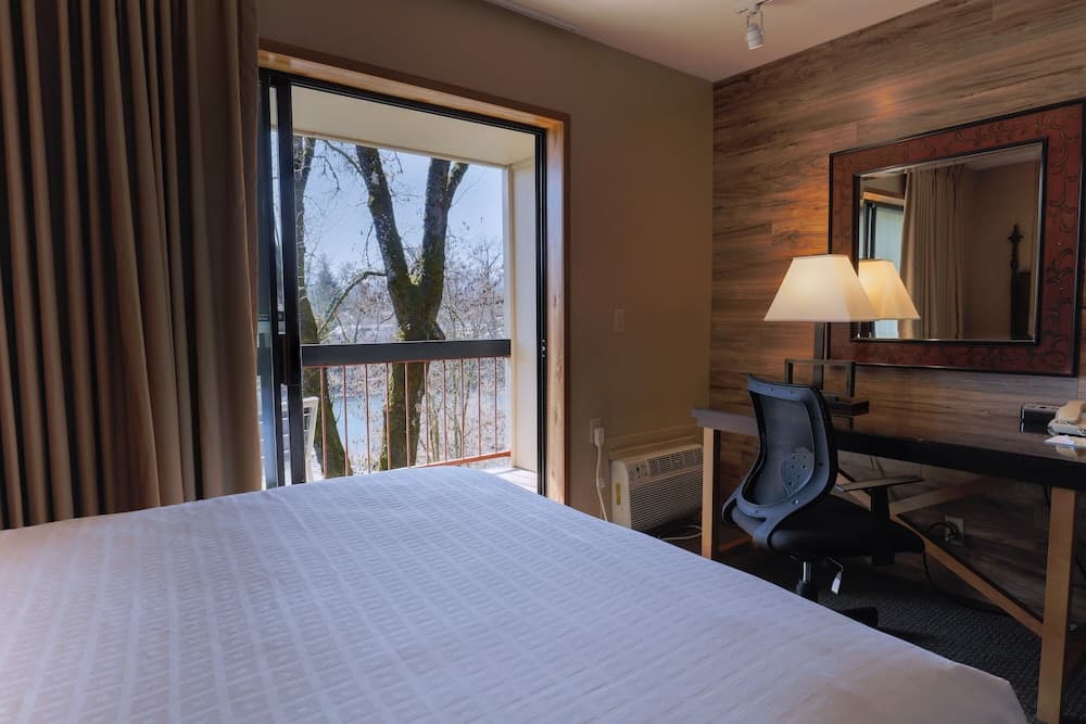 Riverside Inn interior in Grants Pass, OR — gallery photo 2