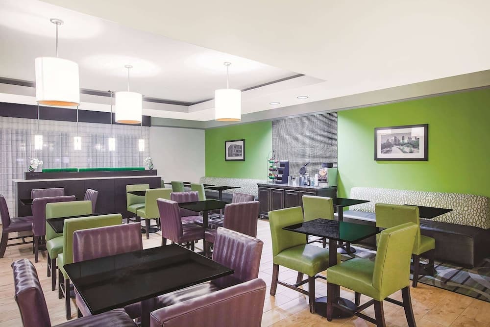 La Quinta Inn & Suites by Wyndham Beaumont West gallery photo in Beaumont, TX — image 8