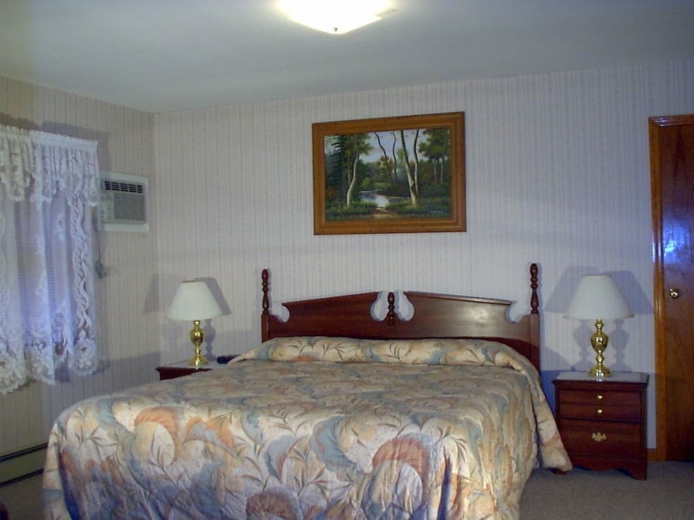 Crystal Brook Resort & Mountain Brauhaus interior in Round Top, NY — gallery photo 2