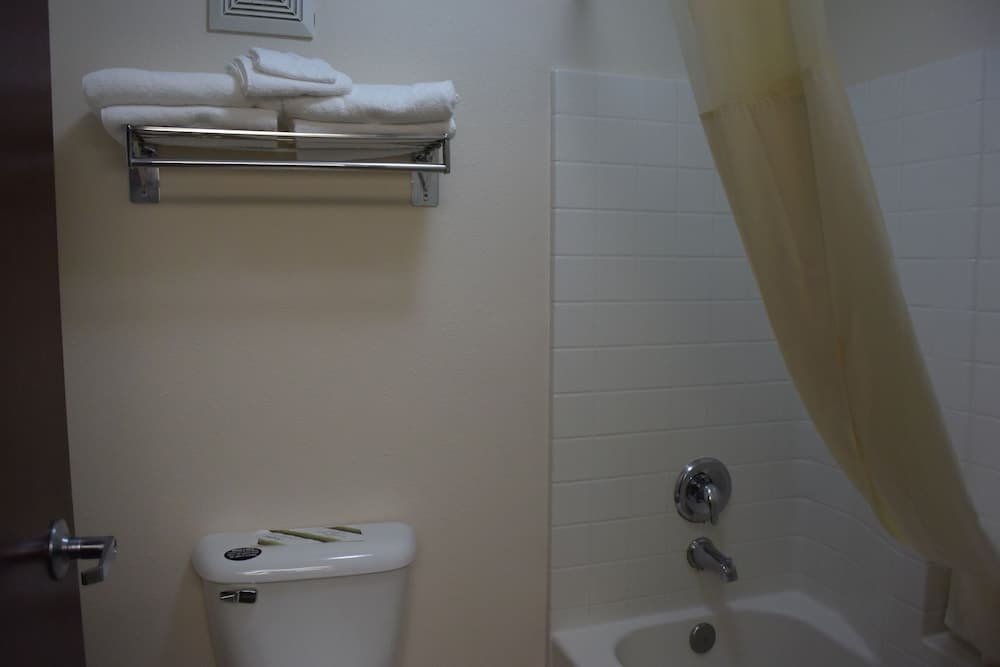 Travelodge Suites by Wyndham Newberg gallery photo in Newberg, OR — image 42