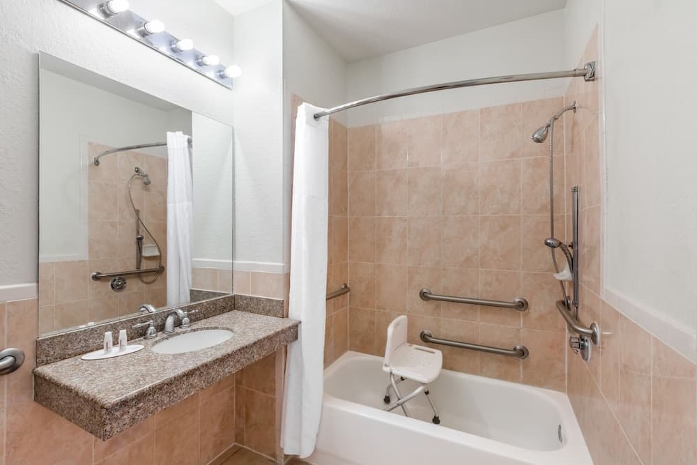 Melrose @ Seabrook, BW Signature Collection property views in Seabrook, TX — gallery photo 3