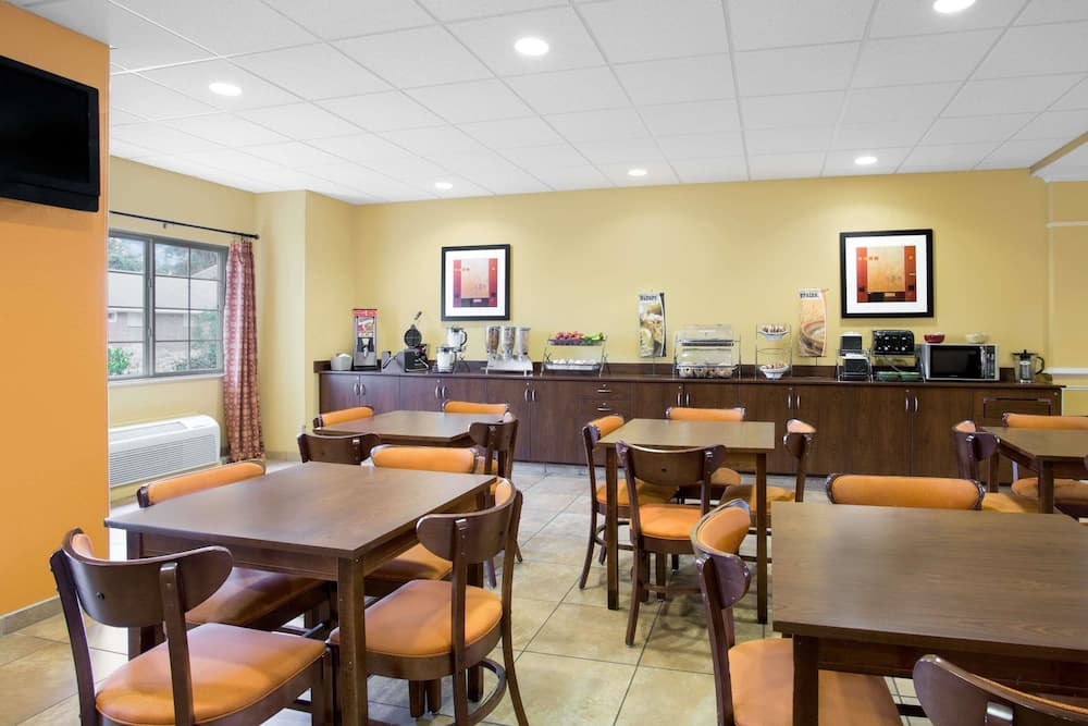 Microtel Inn & Suites by Wyndham Greenville/University Medic gallery photo in Greenville, NC — image 35