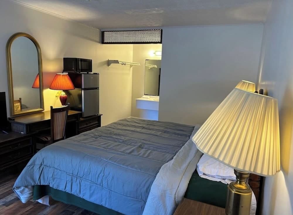 Lemon Inn interior in Spruce Pine, NC — gallery photo 2