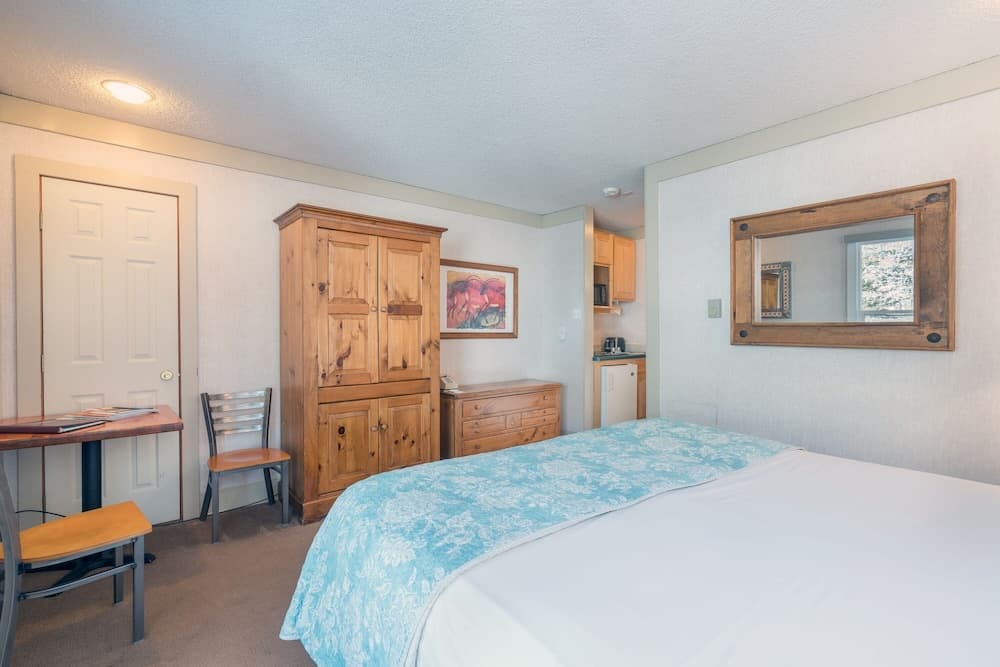 Mountainside Inn 417 1 Bedroom Hotel Room by Alpine Lodging Telluride property views in Telluride, CO — gallery photo 3