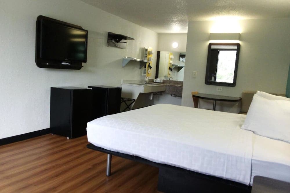 Blueway Inn Beeville Extended Stay interior in Beeville, TX — gallery photo 2