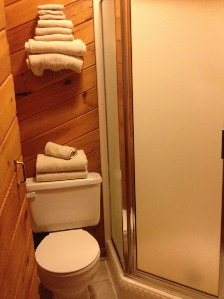 Lake Wanoka Resort interior in Honesdale, PA — gallery photo 2