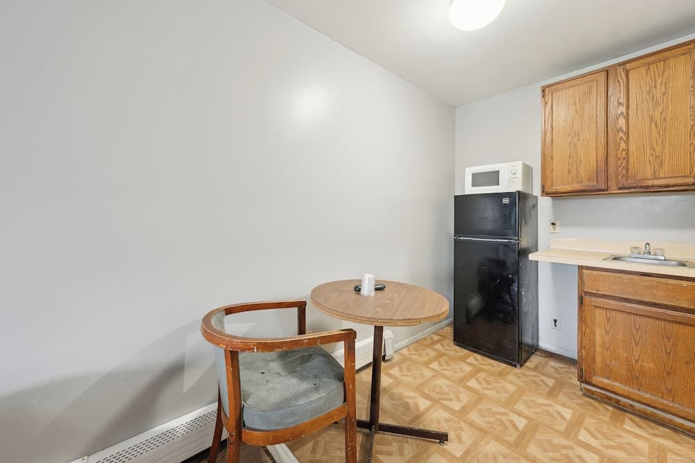 Flint Motel by OYO MI Near I-475 interior in Flint, MI — gallery photo 2