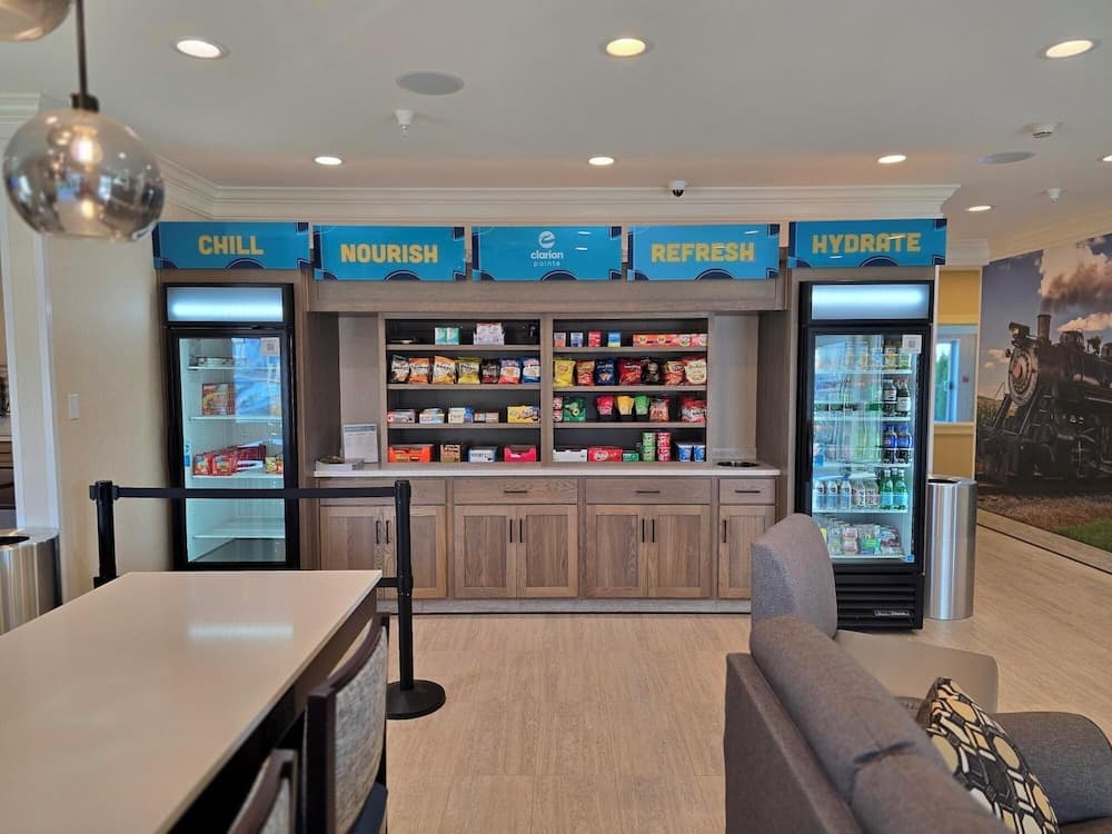Clarion Pointe Mattoon near University interior in Mattoon, IL — gallery photo 2