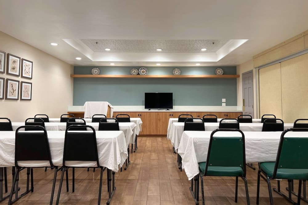 MainStay Suites John Wayne Airport by Choice Hotels gallery photo in Santa Ana, CA — image 66