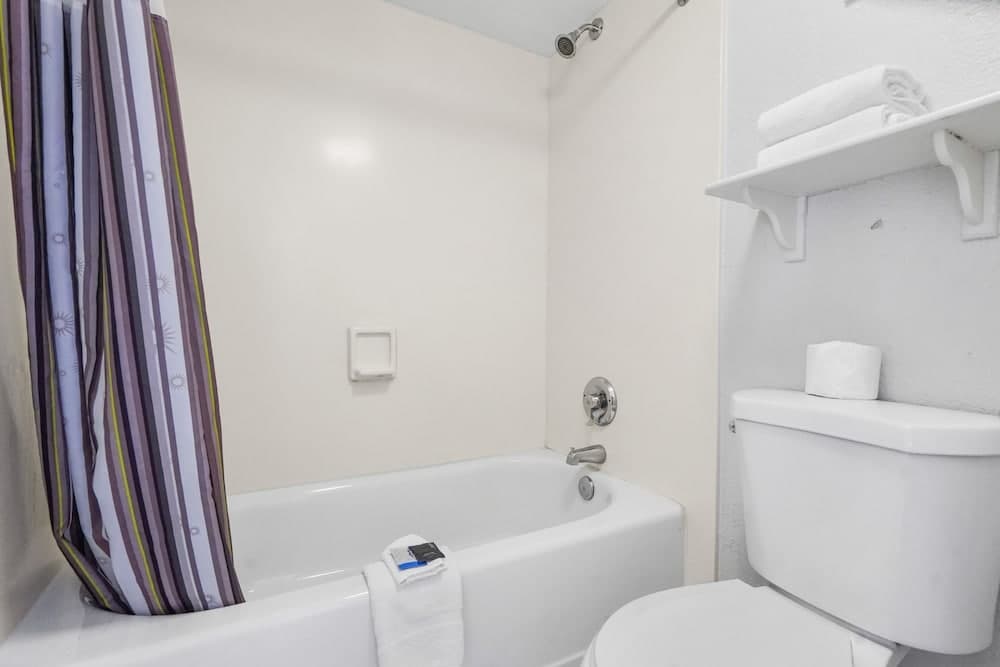 La Quinta Inn by Wyndham Costa Mesa / Newport Beach gallery photo in Costa Mesa, CA — image 4