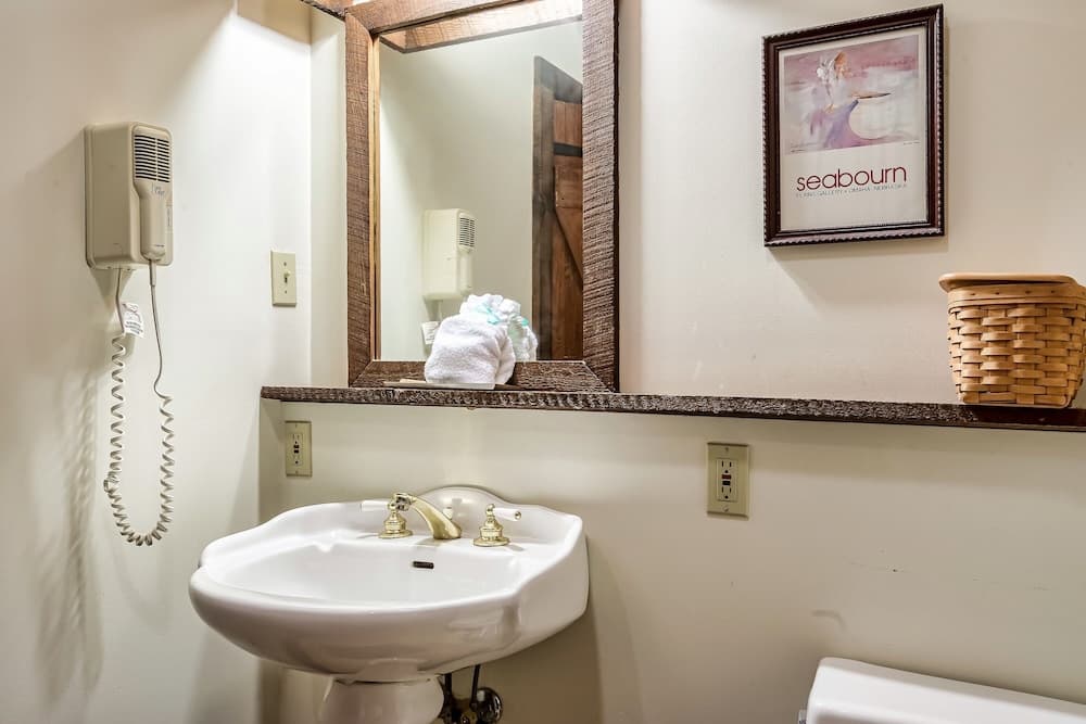 Laurel Valley Mountain Retreat interior in Townsend, TN — gallery photo 2