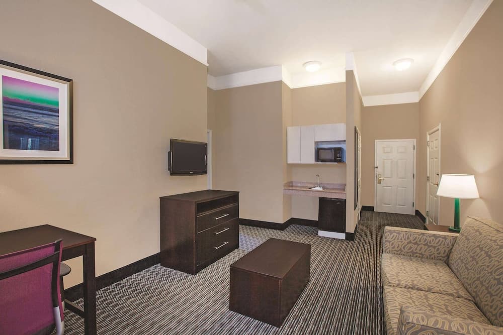 La Quinta Inn & Suites by Wyndham Beaumont West gallery photo in Beaumont, TX — image 7