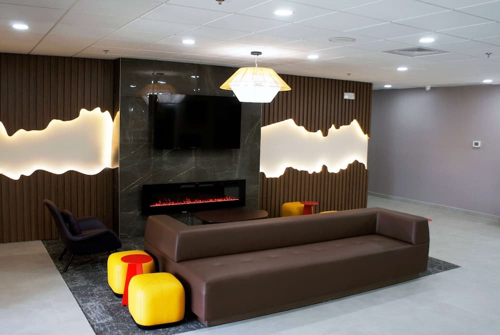 La Quinta Inn & Suites by Wyndham Memphis East interior in Memphis, TN — gallery photo 2