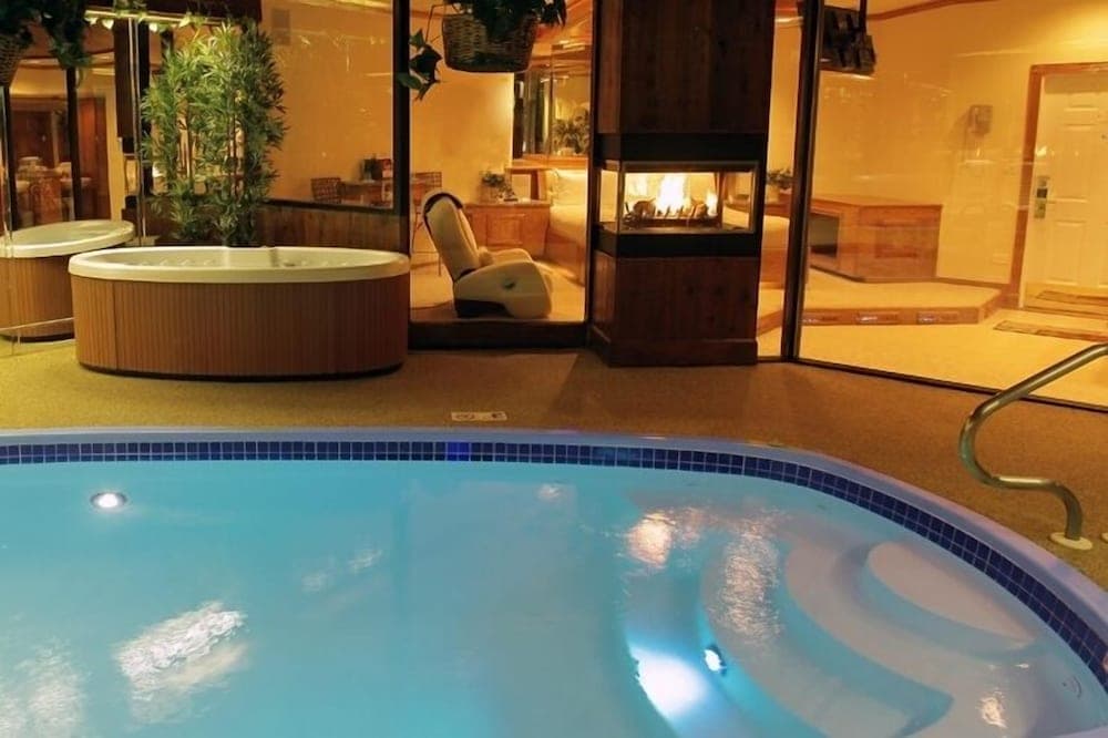 Sybaris Pool Suites Mequon property views in Mequon, WI — gallery photo 3