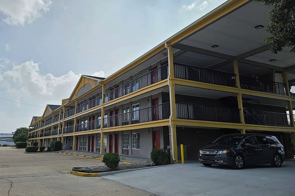 Super 8 by Wyndham Metairie — hotel in Metairie, Louisiana