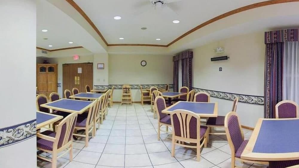 Abilene Inn & Suites interior in Abilene, KS — gallery photo 2