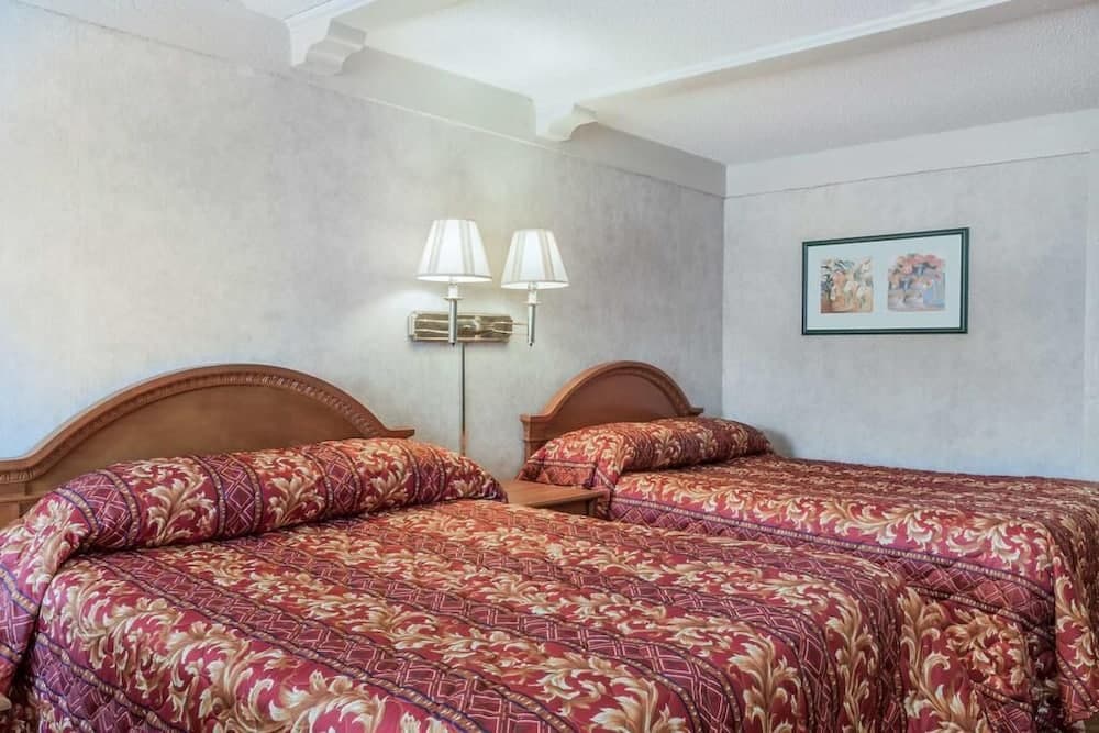 Sunrise inn interior in Elkton, MD — gallery photo 2