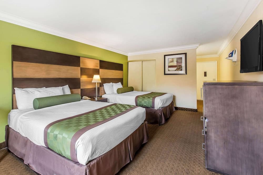Rodeway Inn & Suites Canyon Lake-Menifee West gallery photo in Menifee, CA — image 9