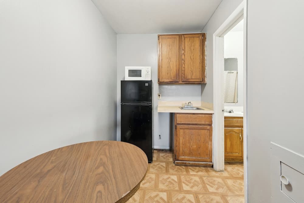 Flint Motel by OYO MI Near I-475 gallery photo in Flint, MI — image 12