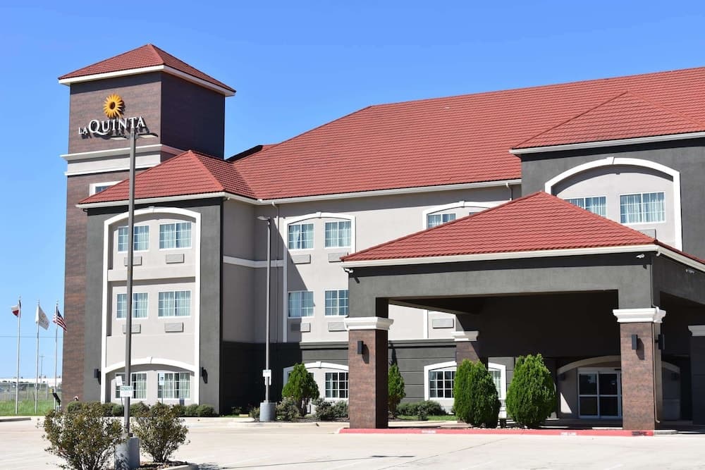 La Quinta Inn & Suites by Wyndham Kyle - Austin South featured exterior or lobby in Kyle, TX — similar hotel