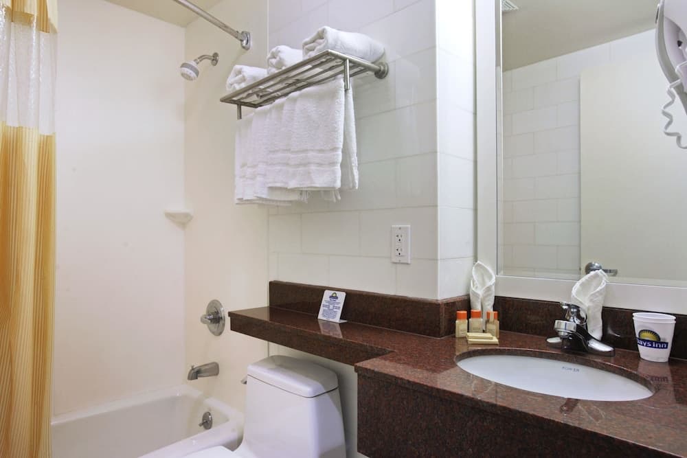 Days Inn by Wyndham Bronx Near Stadium property views in Bronx, NY — gallery photo 3