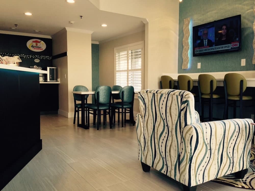 Super 8 by Wyndham Mountain View interior in Mountain View, CA — gallery photo 2
