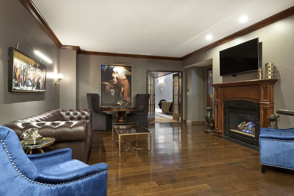 Des Lux Hotel interior in Des Moines, IA — gallery photo 2