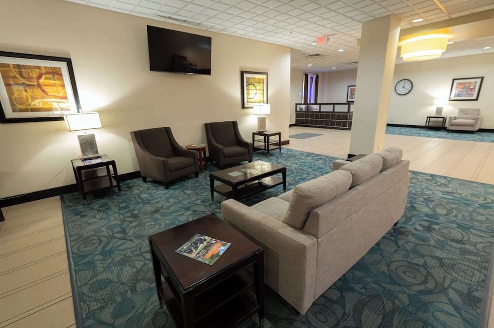 Quality Inn & Suites Downtown Mansfield interior in Mansfield, OH — gallery photo 2
