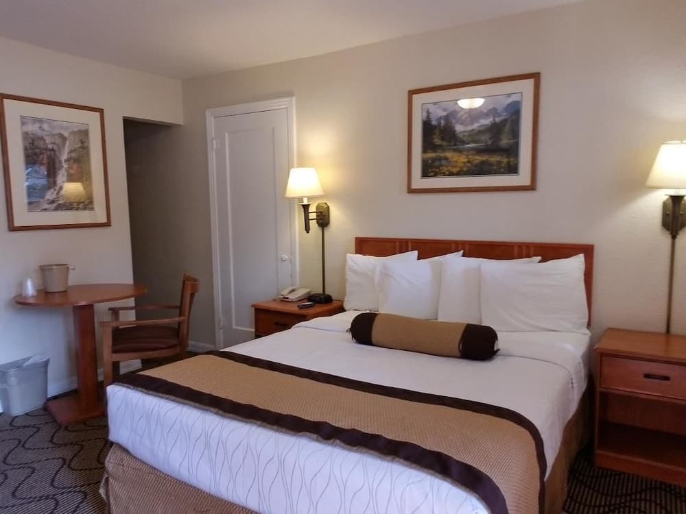 Nevada City Inn interior in Nevada City, CA — gallery photo 2