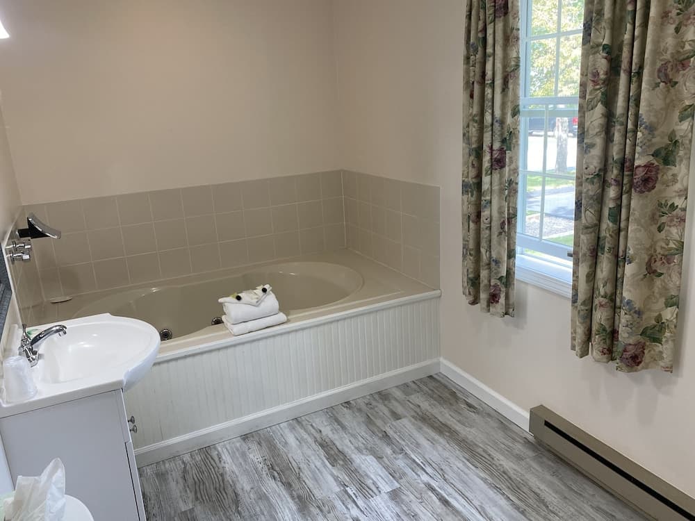 The Taber Inne & Suites interior in Mystic, CT — gallery photo 2