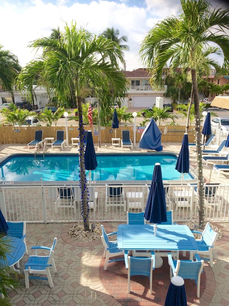 Great Escape Apartments by Lowkl interior in Lauderdale-by-the-Sea, FL — gallery photo 2