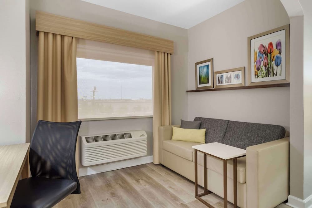 Comfort Suites Shenandoah-The Woodlands gallery photo in The Woodlands, TX — image 11