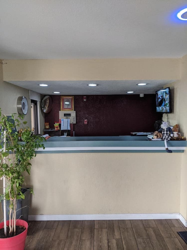 Key West Inn - Montgomery South interior in Montgomery, AL — gallery photo 2