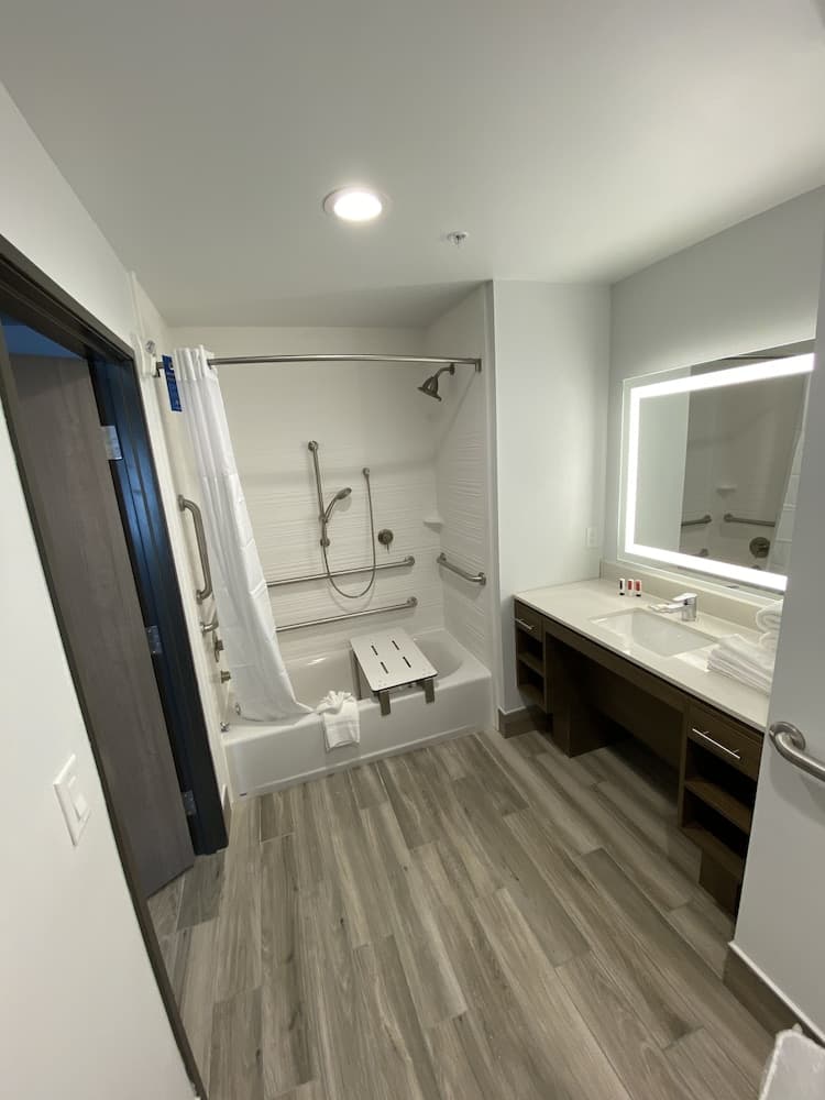 Days Inn & Suites by Wyndham Beaumont West / I-10 & Walden gallery photo in Beaumont, TX — image 10