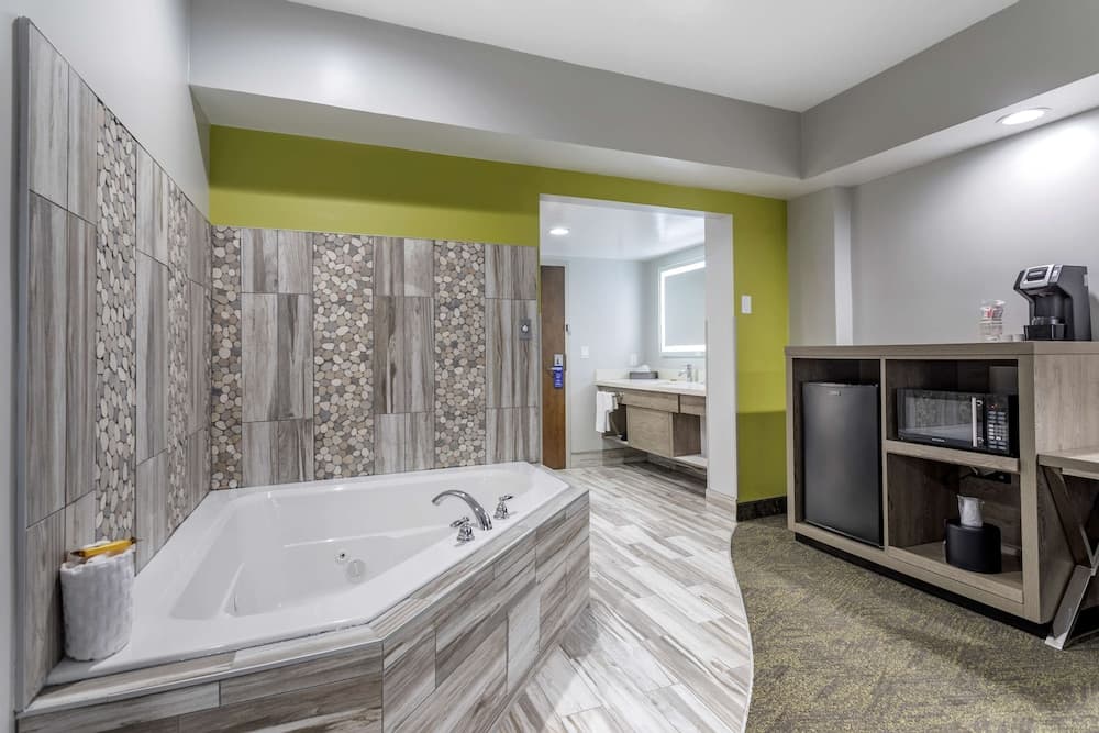 Best Western Plus Apple Valley Lodge Pigeon Forge interior in Pigeon Forge, TN — gallery photo 2