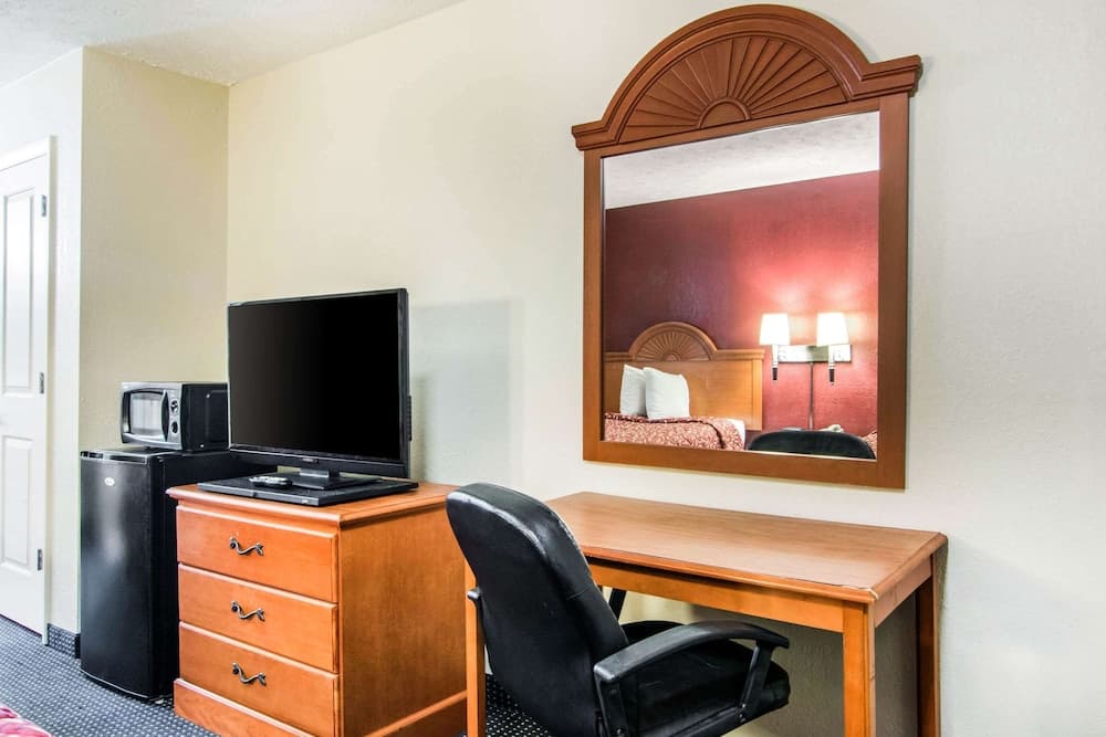 Rodeway Inn La Grange East interior in LaGrange, GA — gallery photo 2