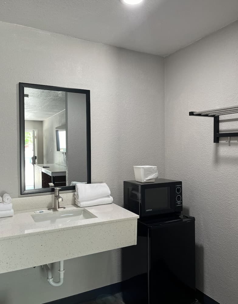 Hotel Isabella property views in Uvalde, TX — gallery photo 3