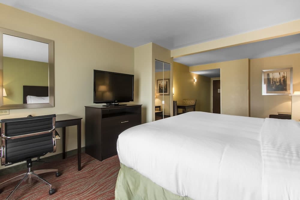 Holiday Inn Express Hotel & Suites Cullman by IHG interior in Cullman, AL — gallery photo 2