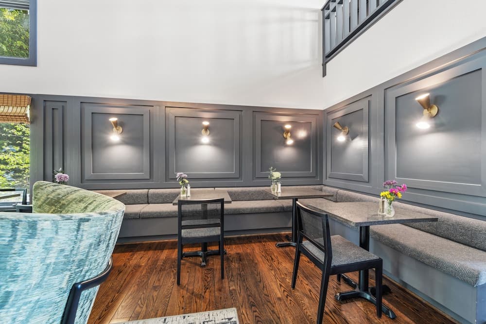 Iris Inn and Cabins interior in Waynesboro, VA — gallery photo 2