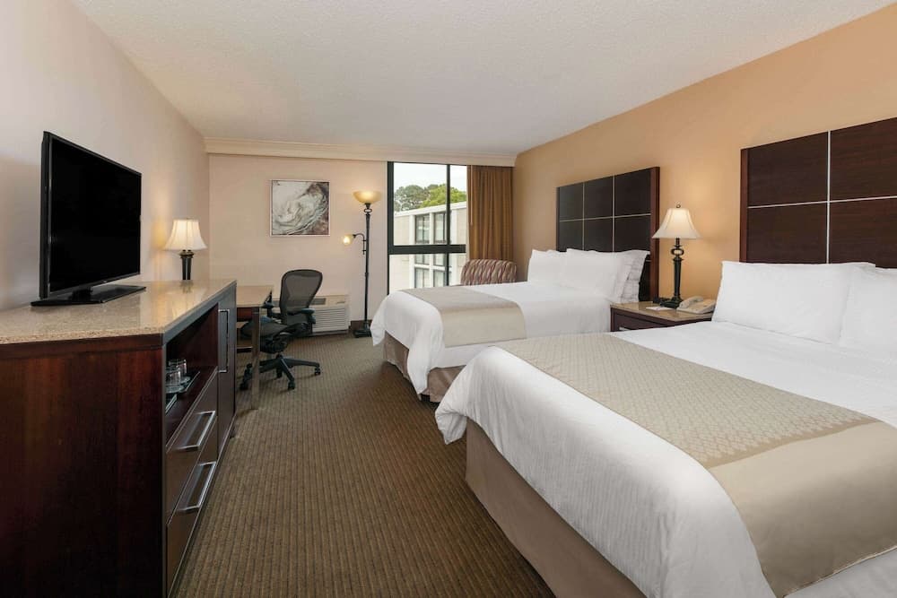 Wyndham Riverfront Hotel interior in Little Rock, AR — gallery photo 2