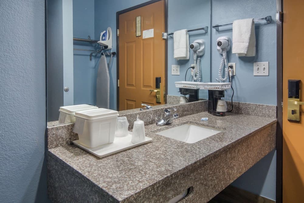 Rodeway Inn Carrollton I-35E gallery photo in Carrollton, TX — image 16