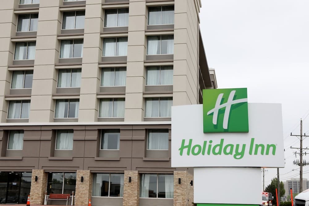 Holiday Inn Chicago-Oakbrook by IHG featured exterior or lobby in Villa Park, IL — similar hotel