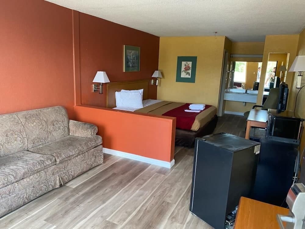 Orangeburg Inn & Suites interior in Orangeburg, SC — gallery photo 2