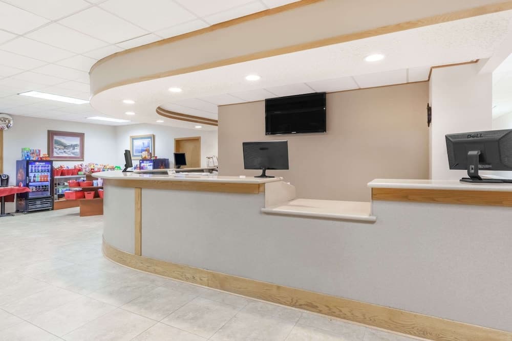 Quality Inn & Suites interior in Grayling, MI — gallery photo 2